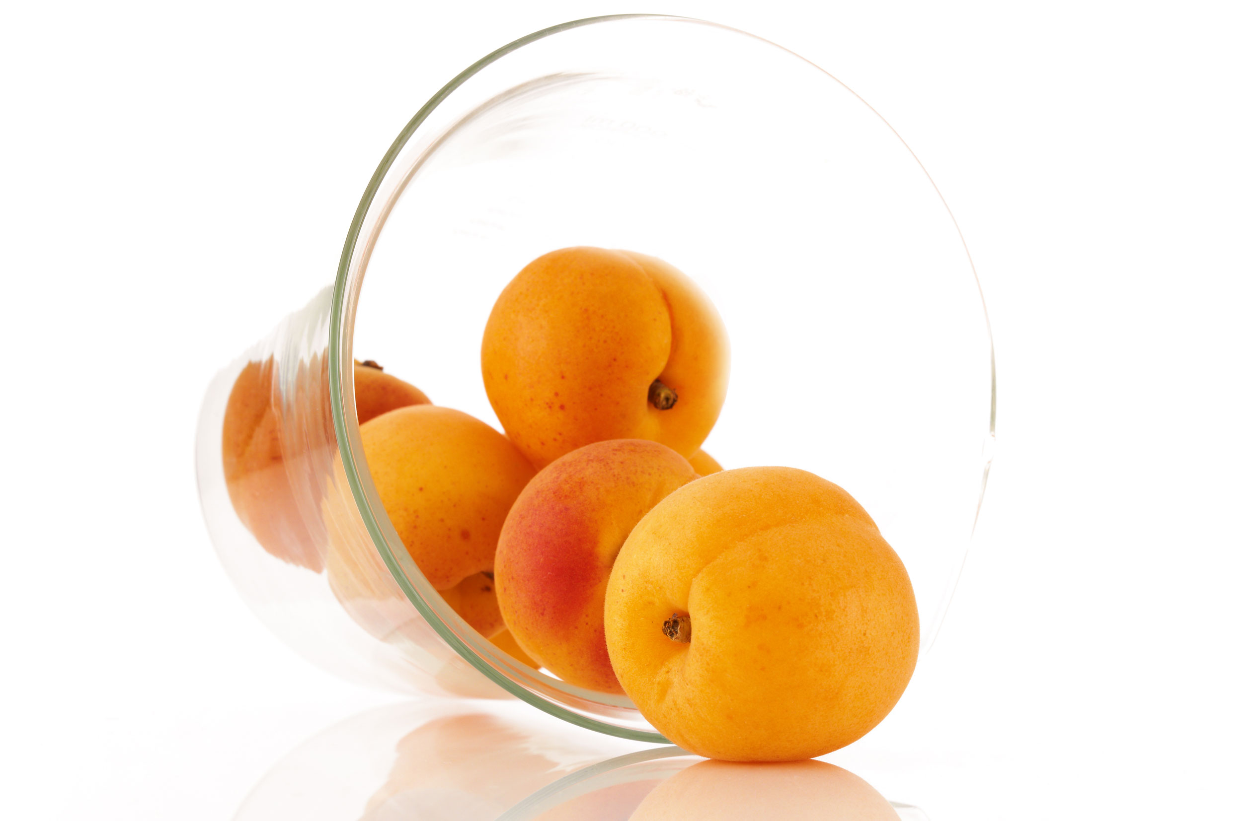 Quelques abricots dans un récipient en verre